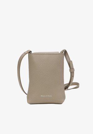 Beige leren crossbodytas met een korrelige textuur, rechthoekige vorm, verstelbare riem en een zilveren logo aan de onderkant voorkant.