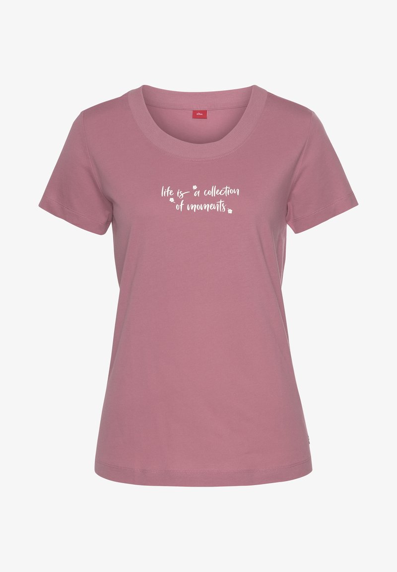 Roze katoenen T-shirt met een ronde halslijn, korte mouwen en witte tekst met de opdruk "het leven is een verzameling van momenten" op de voorkant.