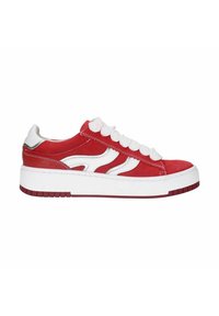 Rode suède sneakers met witte leren accenten, opvallende vetersluiting en een dikke witte zool. Heeft een gestructureerd oppervlak en onderscheidende zijstrepen.