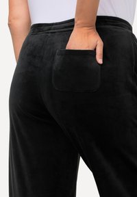 Ulla Popken NICKI TAILLE ÉLASTIQUE ULTRA-DOUILLET - Pyjamabroek - noir
