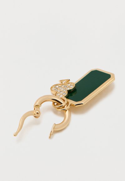 Náušnica v zlatej farbe so zeleným osemuholníkovým detailom, kvetinovým dizajnom zdobeným čírymi brúsenými kamienkami a zahnutou háčikovou zapínacou sponou.