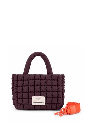 Bolso acolchado de color púrpura oscuro con asas cortas y una correa desmontable de color naranja brillante a su lado sobre un fondo blanco.