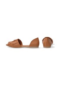 Tan faux leren ballet flats met open teen, opvouwbare ontwerpdetails op de bovenkant en een lage achterkant. Glad oppervlak en minimalistische vorm.