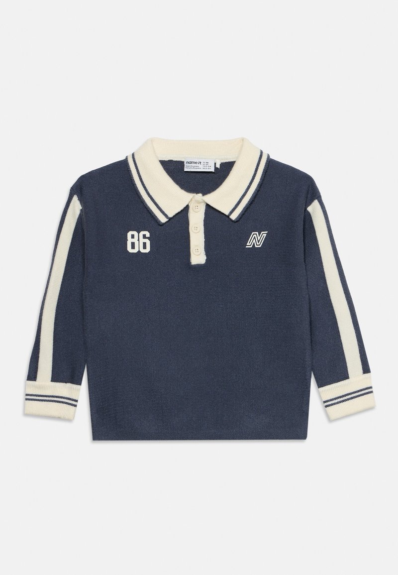 Polo bleu marine à manches longues avec col crème et rayures sur les manches, avec boutons, numéro 86 et logo blanc sur la poitrine.