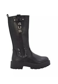 Bota negra de cuero hasta la rodilla con suela texturizada, adornada con acentos de rhinestone y el texto "4 US" en el lateral. Diseño de tacón plano.