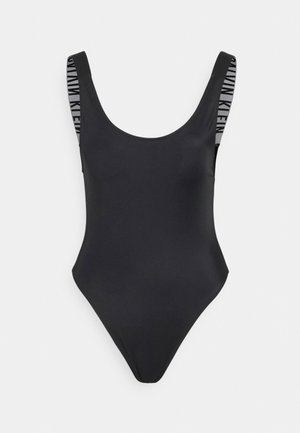 Fato de banho uma peça preto com alças largas, apresentando um padrão de logótipos. Tecido liso e elástico com um decote clássico em forma de bote e um corte elevado.