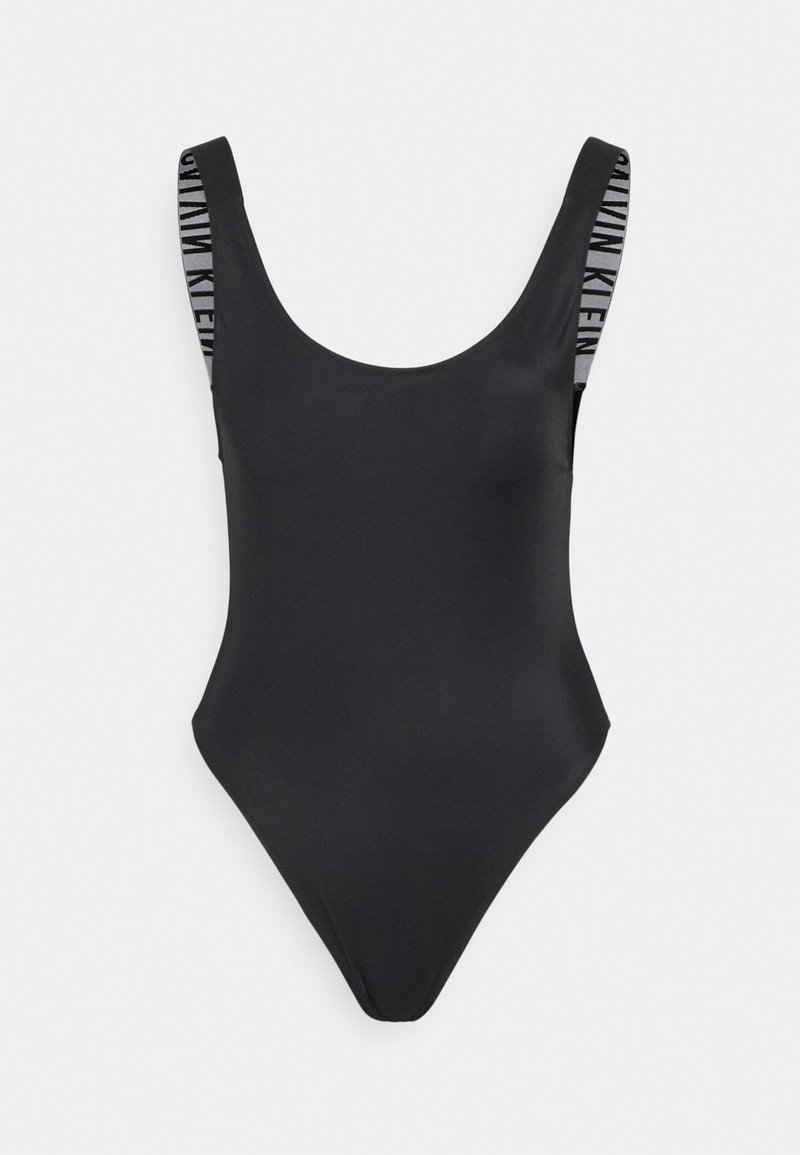 Maillot de bain une pièce noir avec de larges bretelles, présentant un motif de logo. Tissu lisse et extensible avec un décolleté classique et une coupe haute.