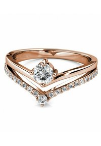 Rose gouden ring met een centrale ronde diamant, omgeven door kleinere diamanten langs een chevron-vormige band, met een glanzende, gepolijste afwerking.