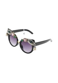 Occhiali da sole neri a forma di occhio di gatto con lenti viola sfumate. Decorati con gioielli, dettagli metallici e decorazioni in perle sulla parte superiore.