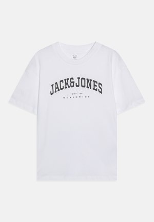 Biely bavlnený tričko s krátkym rukávom s čiernym potlačeným nápisom "JACK&JONES EST. 90 WORLDWIDE" v zakrivenom dizajne.