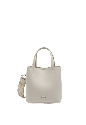 Bolso de mano de piel beige con dos asas superiores y una correa desmontable. Textura suave, diseño minimalista, logo grabado en la parte frontal.