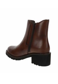 Bottine en cuir marron avec un bout rond, fermeture éclair et un large talon noir. Texture lisse avec des détails de couture minimaux.
