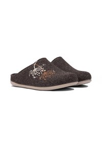 Brązowe filcowe kapcie z prostym wzorem haftu kwiatowego w odcieniach pomarańczowego i białego, z miękką, elastyczną podeszwą dla wygody.