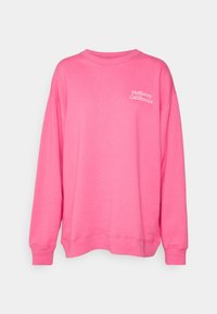Ljusrosa sweatshirt med rund halsringning och långa ärmar, med vit text "Hollister California" på vänster bröst.