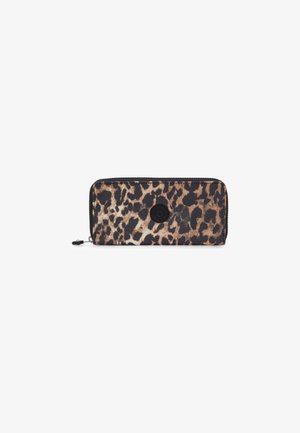 Portafoglio con zip in tessuto a stampa leopardata, caratterizzato da macchie marroni e nere, un accento rotondo con logo nero e una finitura liscia e testurizzata.