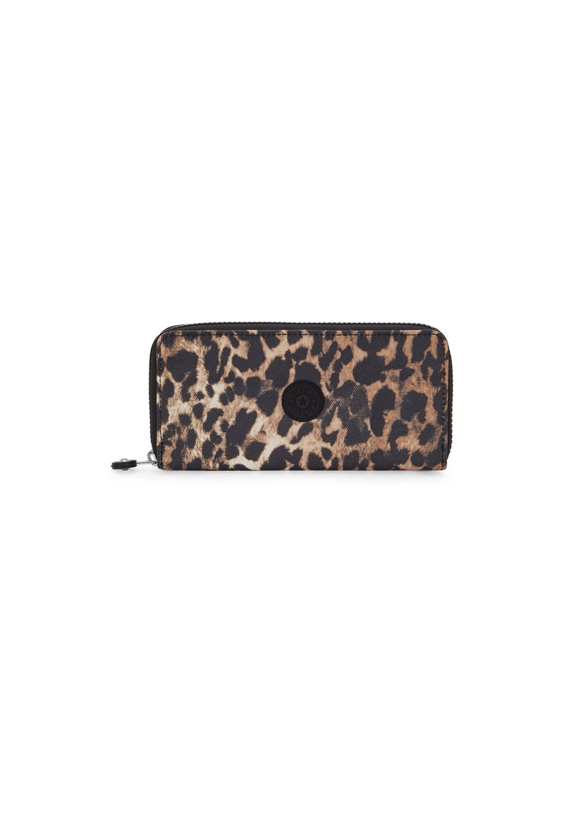 Reißverschluss- Geldbörse aus Leopard-Print-Stoff, mit tanfarbenen und schwarzen Flecken, einem runden schwarzen Logo-Akzent und einer glatten, strukturierten Oberfläche.