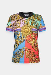 T-shirt a maniche corte con un vivace design multicolore, ornato da motivi dorati e un motivo centrale a forma di sole. Collo nero.