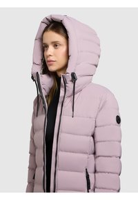 Lichtpaarse donsjas met een grote capuchon, voorzien van een ritssluiting aan de voorkant, zwarte accenten en een doorgestikt ontwerp.