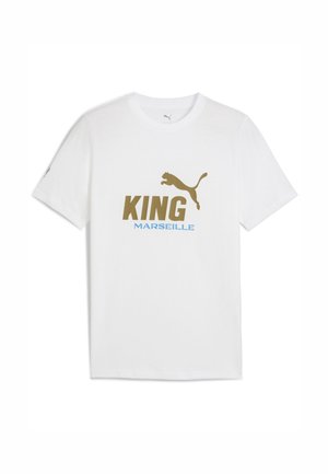 Witte katoenen t-shirt met een gouden "KING" tekst en een lichtblauwe "MARSEILLE" eronder, met een zwart Puma-logo. Korte mouwen en ronde hals.