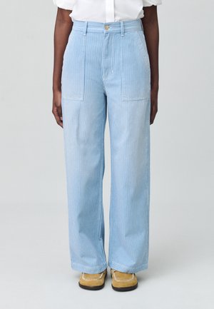 Pantalon ample bleu clair avec des rayures blanches verticales, doté de deux poches avant et d'une taille haute, fabriqué dans un tissu respirant.