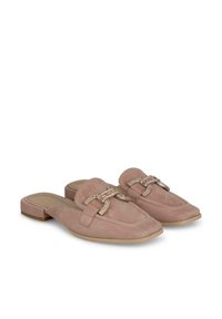 Mules en suède rose clair avec un bout arrondi, un petit talon carré et une boucle en strass décorative à l'avant.