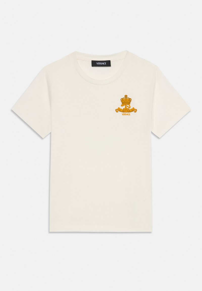 Valge puuvillane T-särk, mille vasakul rinnal on kuldne tikandiga logo. Klassikaline ümmargune kaelus ja lühikesed varrukad. Sile tekstuur.