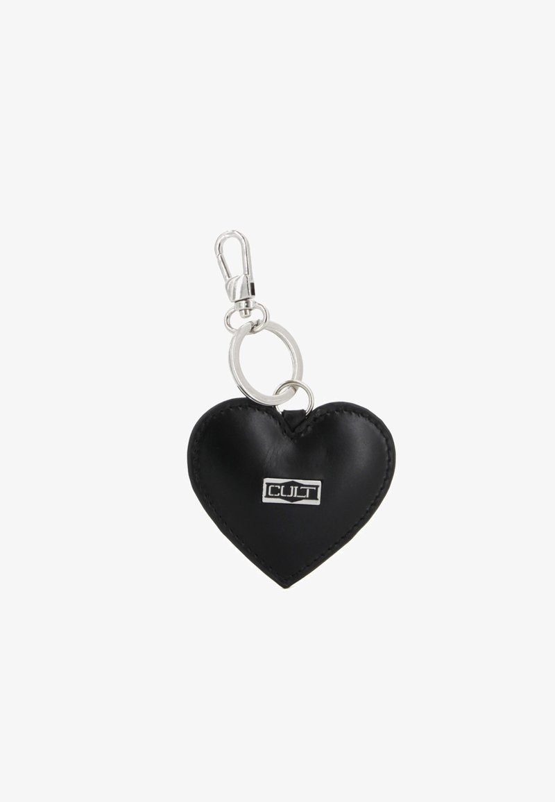 Portachiavi a forma di cuore in pelle nera con clip e anello argentati. Presenta un piccolo etichetta "CULT" cucita su un lato. Texture liscia.