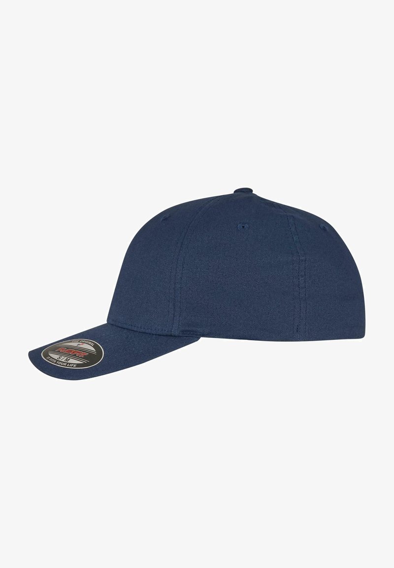 Gorra de béisbol azul marino con visera curvada, hecha de tela texturizada; cuenta con seis paneles de costura y una etiqueta redonda de la marca en el frente.