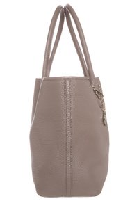 Taupefärgad läderhandväska med strukturerad yta, två axelremmar och en dekorativ guldfärgad berlock fäst på ena sidan. Vertikal sömdetalj.