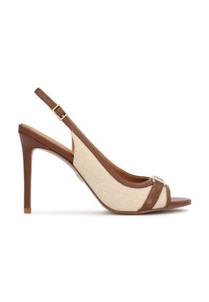 Brun og cremefarvet slingback sandal med hæl med en glat læderrem, tekstureret stofoverdel og metalspænde.