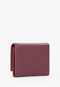 Portafoglio in pelle bordeaux con texture liscia, design bifold e accenti minimalisti. Forma compatta con bordi arrotondati.