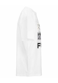 Camiseta blanca de algodón con manga corta, con un gráfico impreso en el frente, que incluye texto negro y acentos naranjas contrastantes.