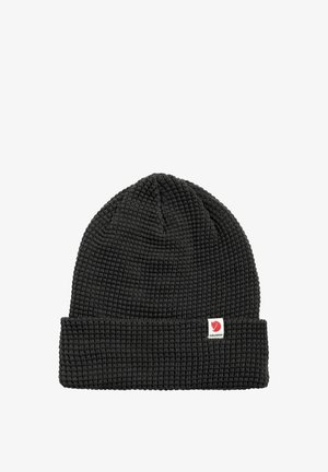 Černá pletená čepice s ohnutým lemem. Texturovaný vzor s malou logo nálepkou zobrazující červenou lišku a branding na boku.