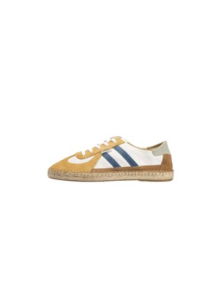 Zapatilla baja informal con puntera de ante marrón claro, cuerpo de tela blanca, rayas laterales azules, talón beige, cordones blancos y suela de yute tejida.