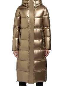 Metallisch goldene Pufferjacke mit langer Silhouette, horizontal gestepptem Muster, Kapuze und seitlichen Reißverschlusstaschen. Glatte, glänzende Textur.