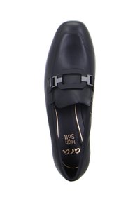 Scarpa in pelle nera con punta quadrata, finitura lucida e accentatura decorativa a fibbia. Presenta una soletta imbottita con l'etichetta "High Soft".