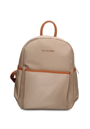 Sac à dos beige avec poche avant, poignée et garniture en cuir marron, fermeture éclair et logo de marque doré subtil au centre avant.