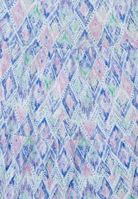 Tela multicolor con un patrón diagonal de diamantes en tonos de azul, rosa y verde. Textura ligera, diseño abstracto y apariencia suave.