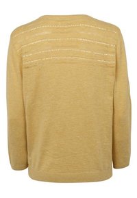 Suéter de punto amarillo con un respaldo texturizado, rayas horizontales y pequeños recortes. Mangas largas y escote redondo.