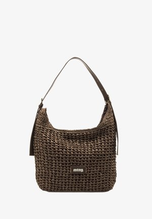 Borsa intrecciata marrone con finitura testurizzata, dotata di una tracolla in pelle e di una piccola patch con logo sul davanti.