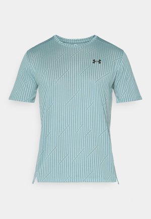 Chemise bleu clair à manches courtes en tissu respirant. Présente des motifs côtes diagonaux et un petit logo noir sur la poitrine.