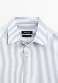 Camicia con colletto di Massimo Dutti, strisce verticali azzurre e bianche, realizzata in cotone, con placca dei bottoni e etichetta interna.