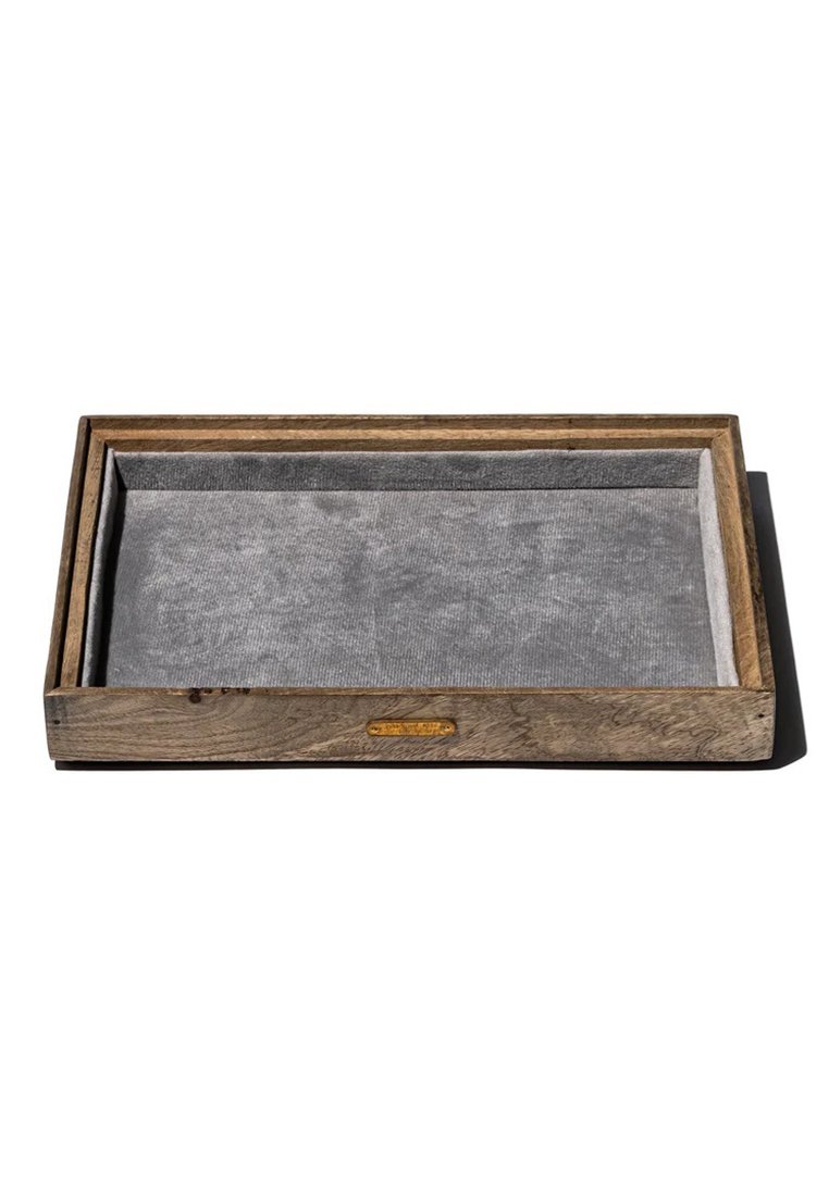 Rechteckiges Holztablett mit natürlichem Finish und grauem Stofffutter. Verfügt über glatte Kanten und ein dezentes, geprägtes Logo auf einer Seite.