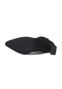 Schwarze Wildleder-Stiefelette mit spitzem Zeh, Blockabsatz und strukturiertem Profil. Mit dekorativen Akzenten an der Seite und glattem Innenfutter.