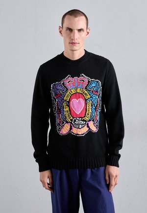 Schwarzer Strickpullover mit einem bunten grafischen Design, das ein Herz und verzierte Elemente zeigt. Rippbündchen an den Ärmeln und am Saum, Rundhalsausschnitt.