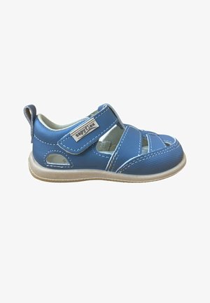 Sandalia infantil azul con puntera cerrada, correa de velcro, costuras blancas y suela beige, diseñada para comodidad y fácil cierre.
