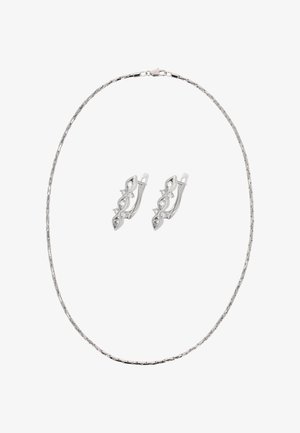 Silberne Halskette mit feiner Kette und ein Paar silberne Ohrringe mit einem gedrehten Design und kleinen eingearbeiteten Steinen.