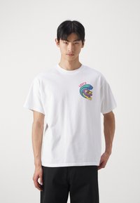 Levi's® VINTAGE FIT GRAPHIC - Print T-shirt - white