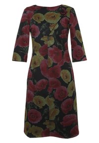 Robe noire longueur genou avec manches trois-quarts ornée de grandes impressions de fleurs de coquelicot rouges et jaunes et un petit bouton décoratif noir près de l'encolure.