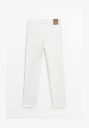 Jeans in denim bianco con una vestibilità slim, dotati di un'etichetta in pelle sulla cintura, due tasche posteriori e un design pulito e minimale.